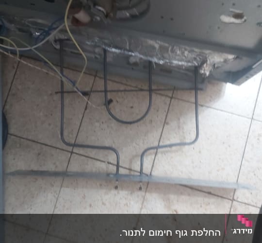 חוטי חשמל ומבנה מתכתי במכשיר חשמלי